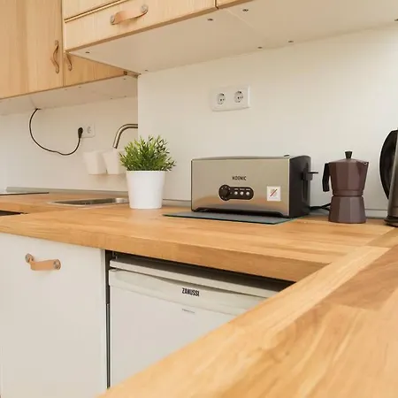 Danube 3br, 2 Bathr Quiet Apt At Market Hall
