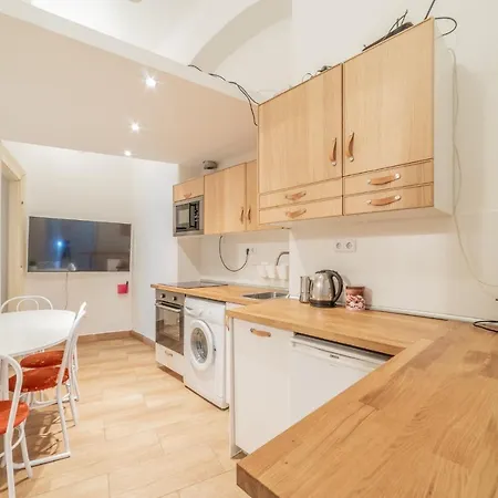 Danube 3br, 2 Bathr Quiet Apt At Market Hall Budapest