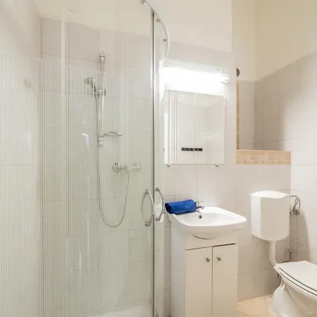 Danube 3br, 2 Bathr Quiet Apt At Market Hall *